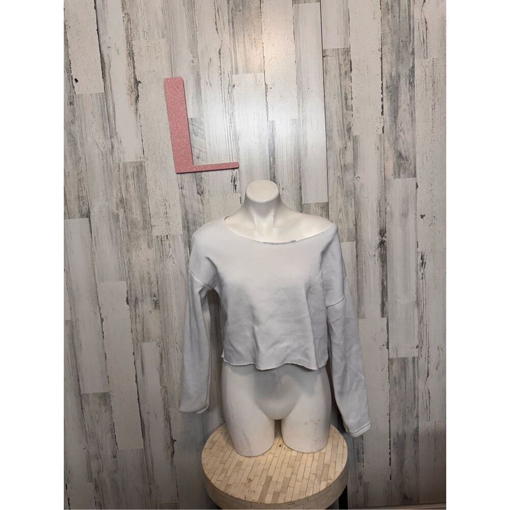 White crop top sweater